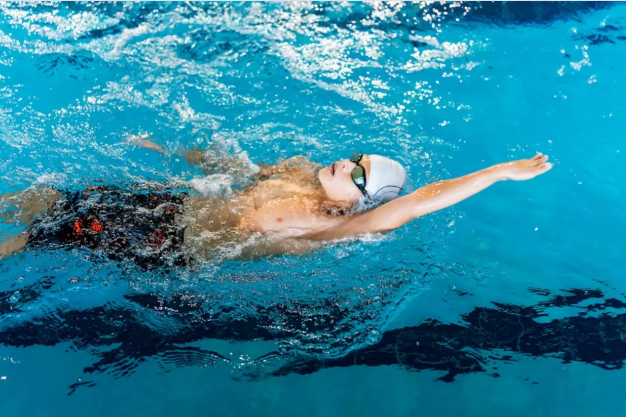 Swimmer training in the pool