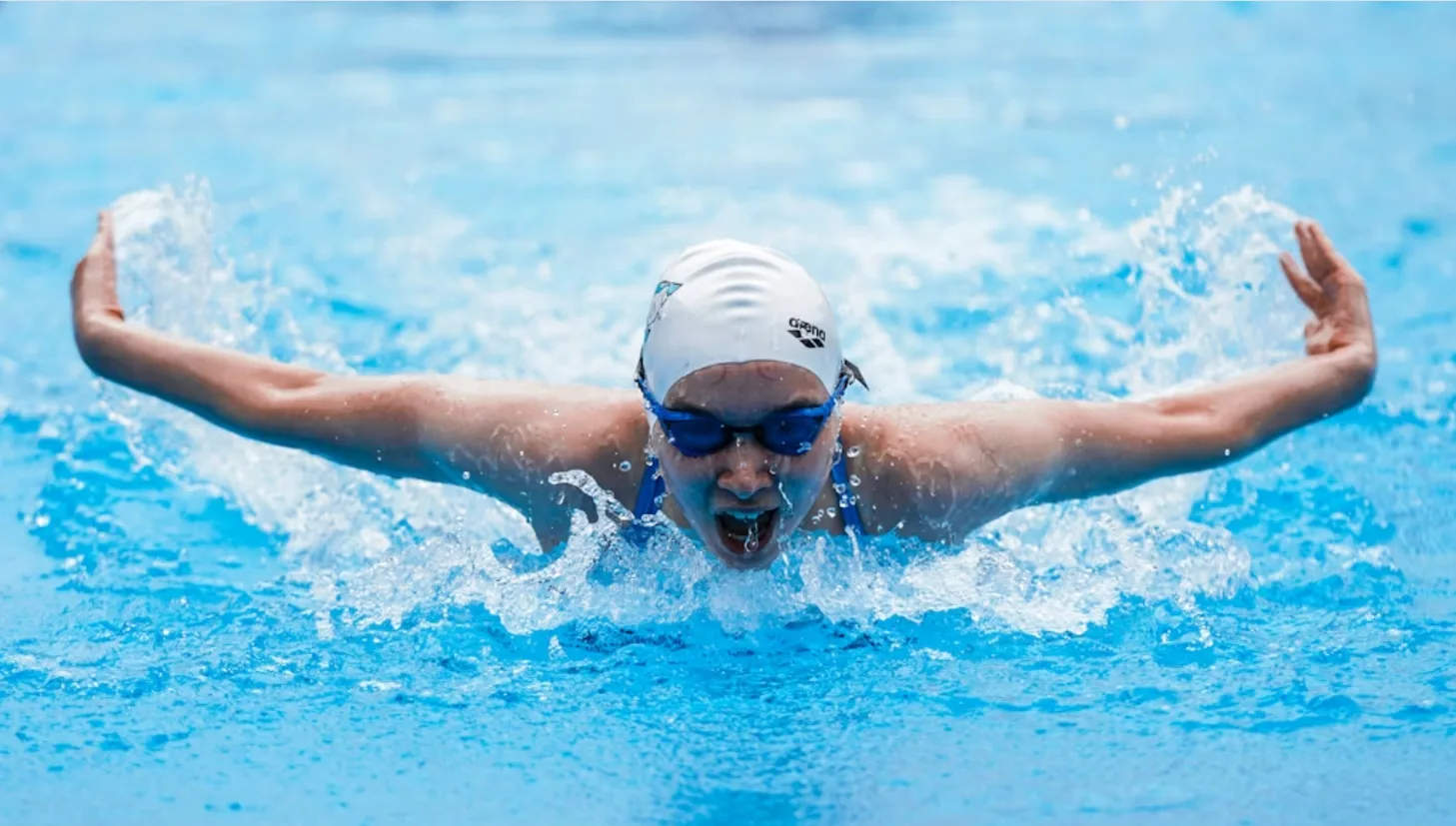 Swimmer training in the pool